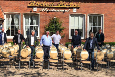 Austausch mit leeren Stühlen