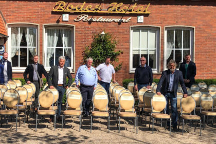 Austausch mit leeren Stühlen