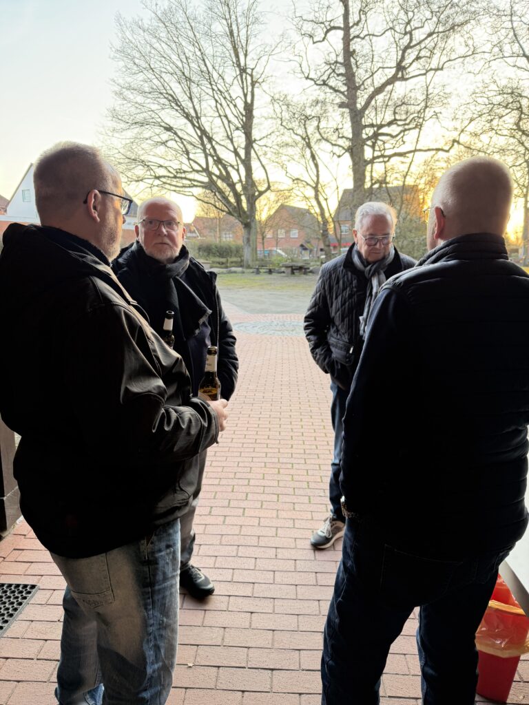 Nach dem Landtag: Austausch am Grill in Holtorf